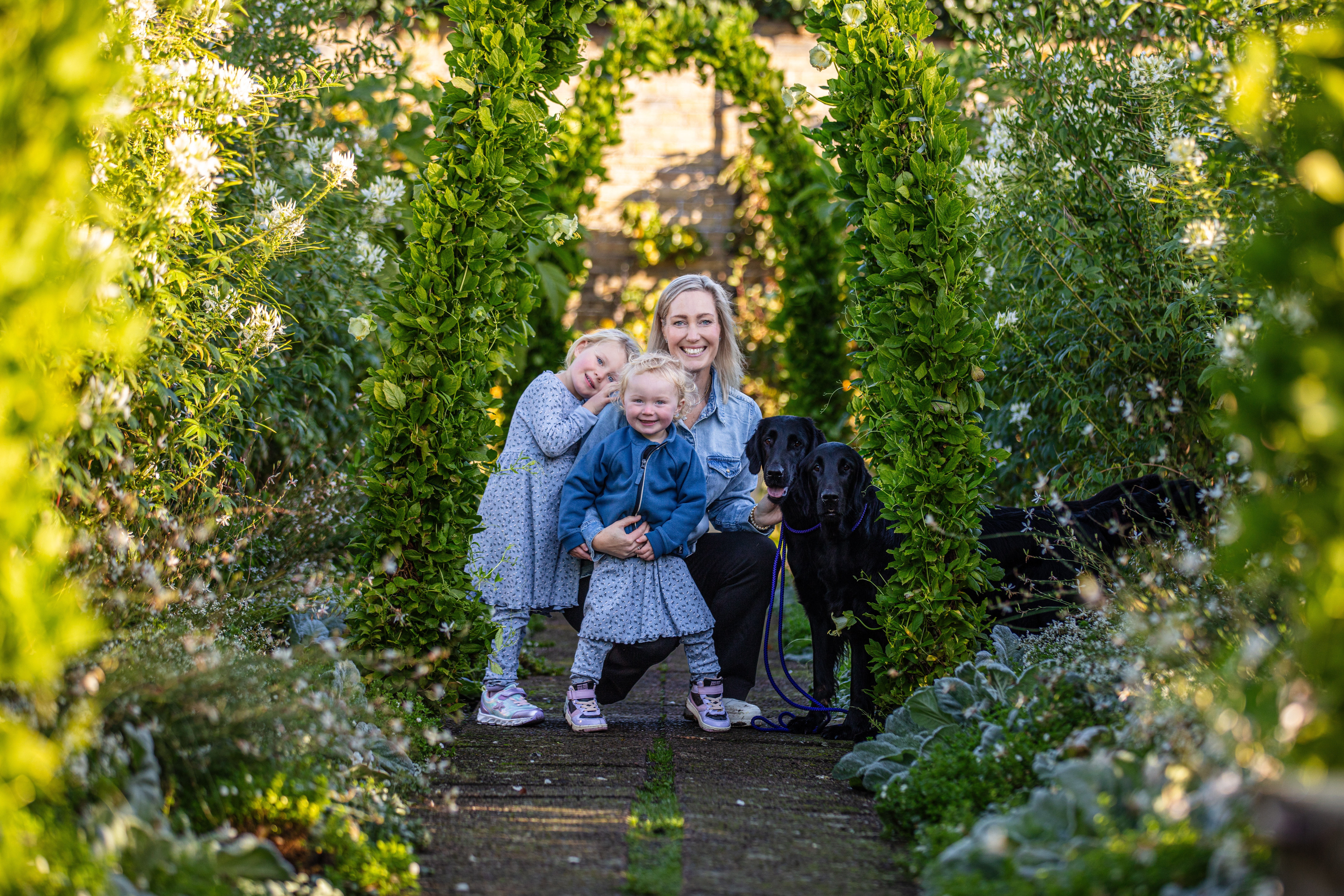 Bild: Hunduppfödare med hundar och barn