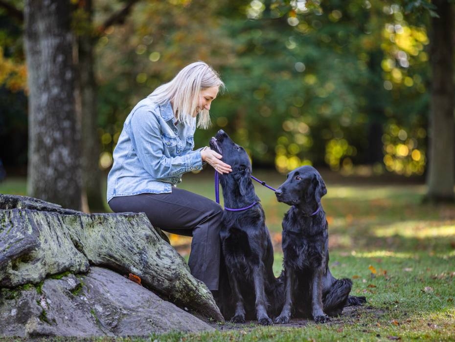 Kvinna med två hundar