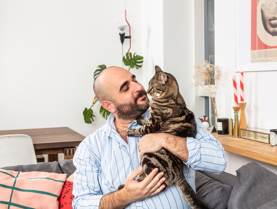 Kvinna gosar med katt