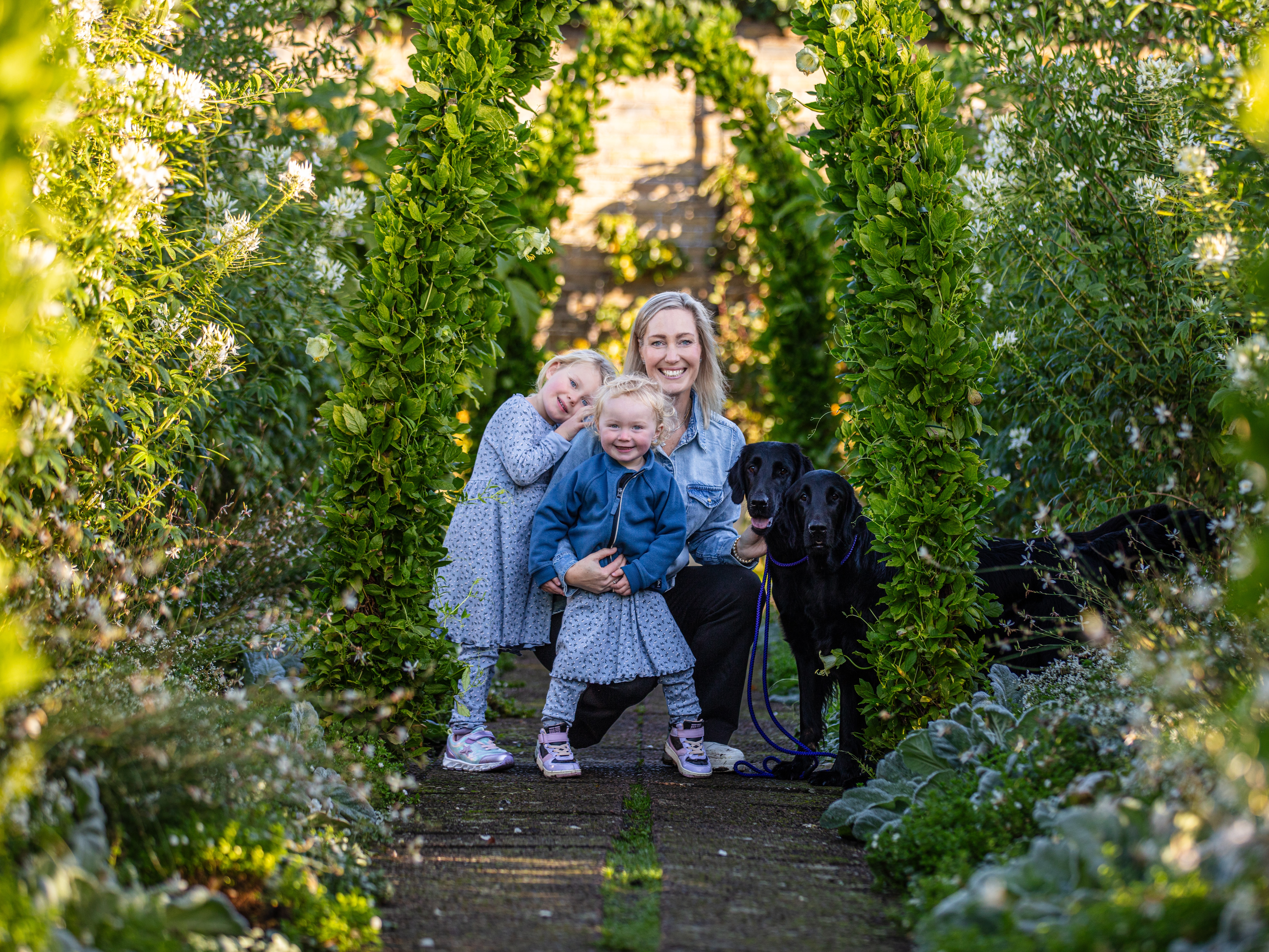 Bild: Hunduppfödare med hundar och barn