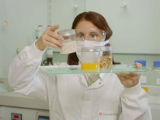 Kvinnlig forskare tittar på ingredienser i krukor