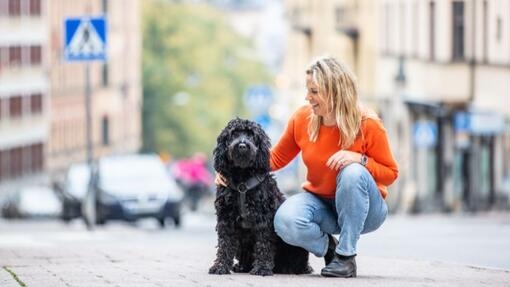 Kvinna med hund på en gata